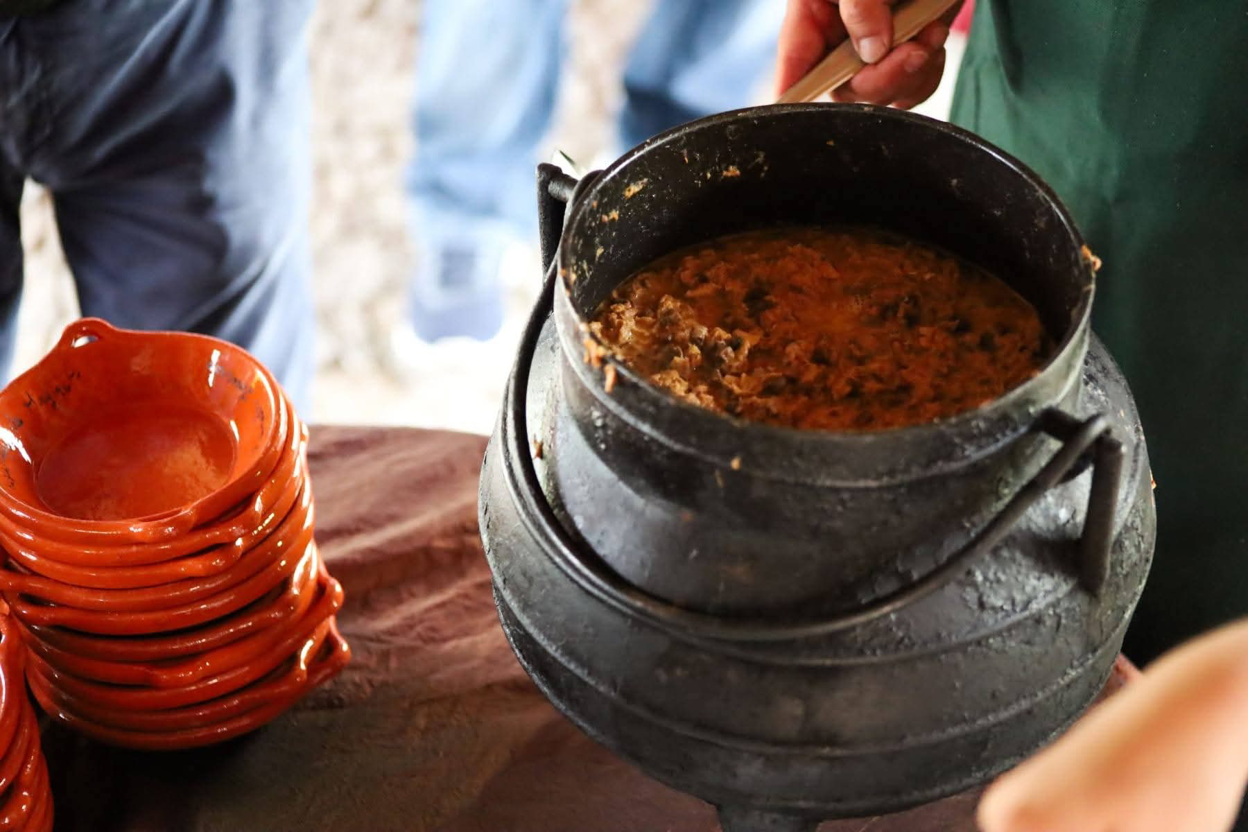 Bazulaque tradicional servido em tigelas de barro